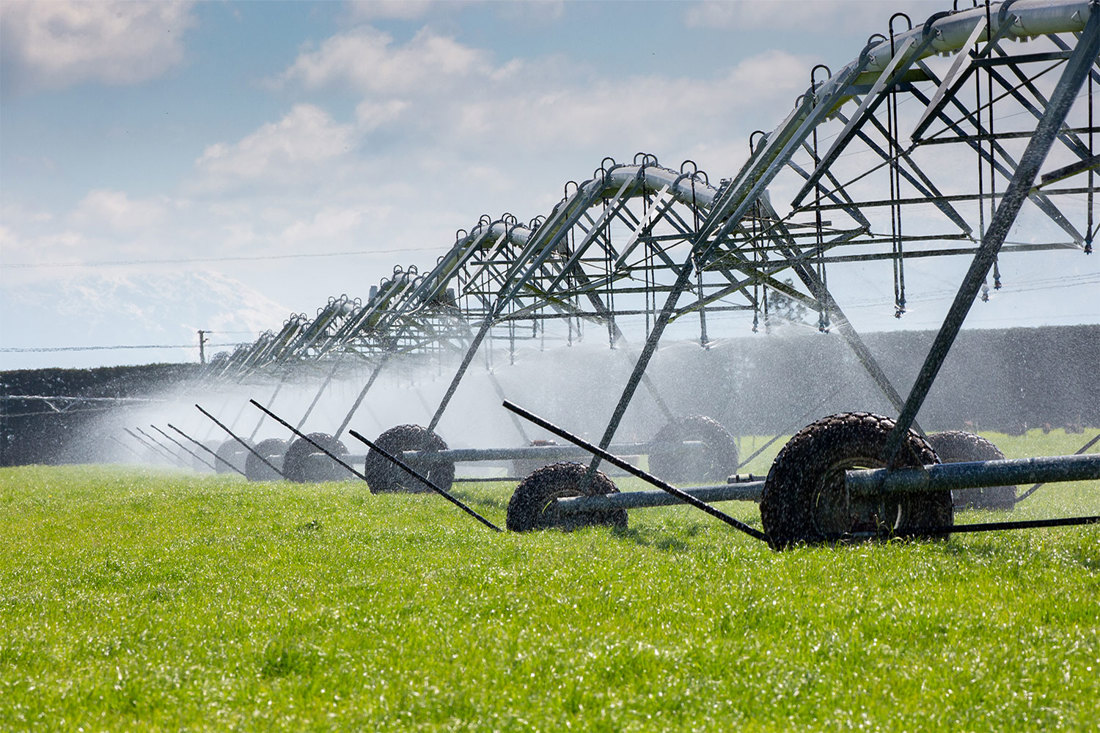 Leo Donkers Terry Kilday Willsden Farm Selwyn Canterbury Travelling Irrigator Working 1500X1000